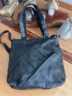 Smateria FAQ Bag in black, a stylish tote crafted from recycled netting